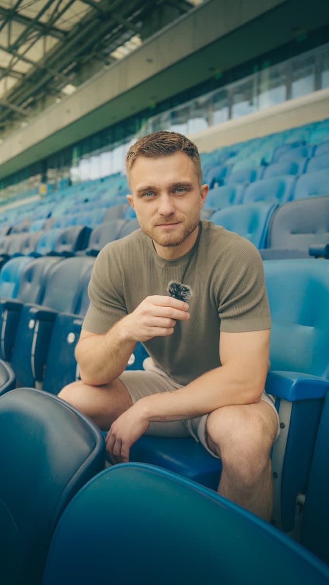 Rafał Warchoł na trybunach stadionu